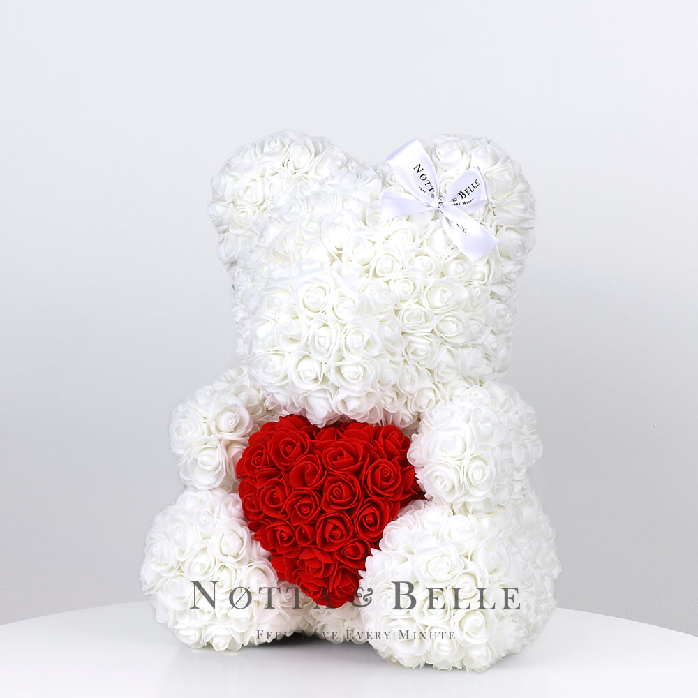 Weiß Bär aus künstlichen Rosen mit einem Herzchen - 35 сm
