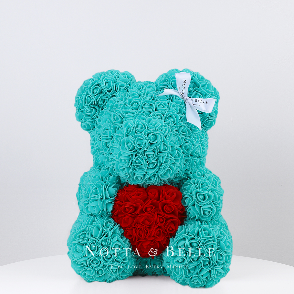 Tyrkysový medvídek z růží s srdcem - 35 cm