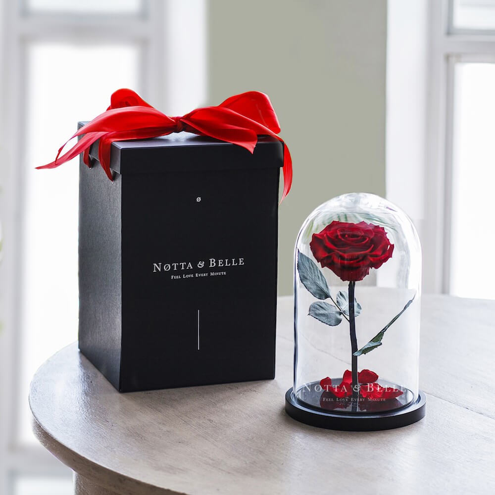 Boîte cadeau Noires pour Rose sous cloche 
