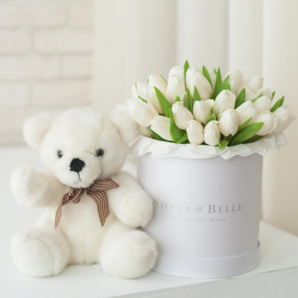Premium Белые тюльпаны в шляпных коробках белого цвета