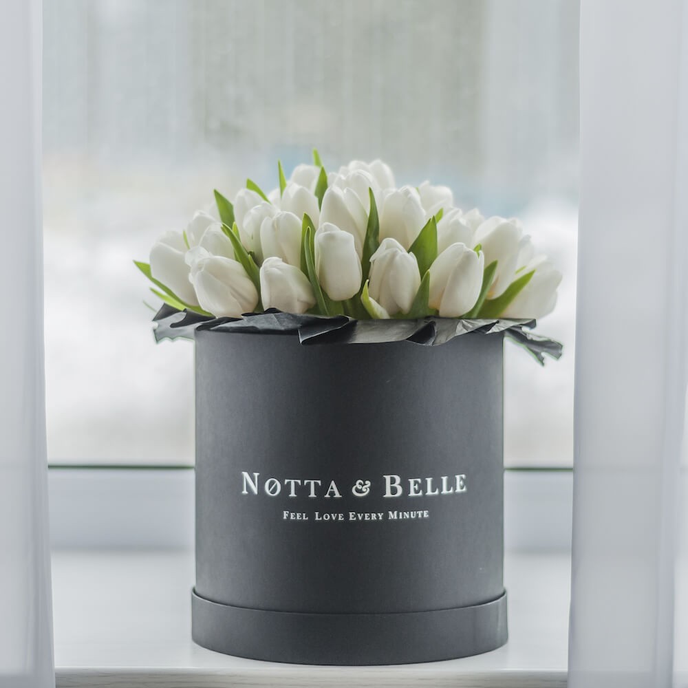 Mini Белые тюльпаны в шляпных коробках черного цвета