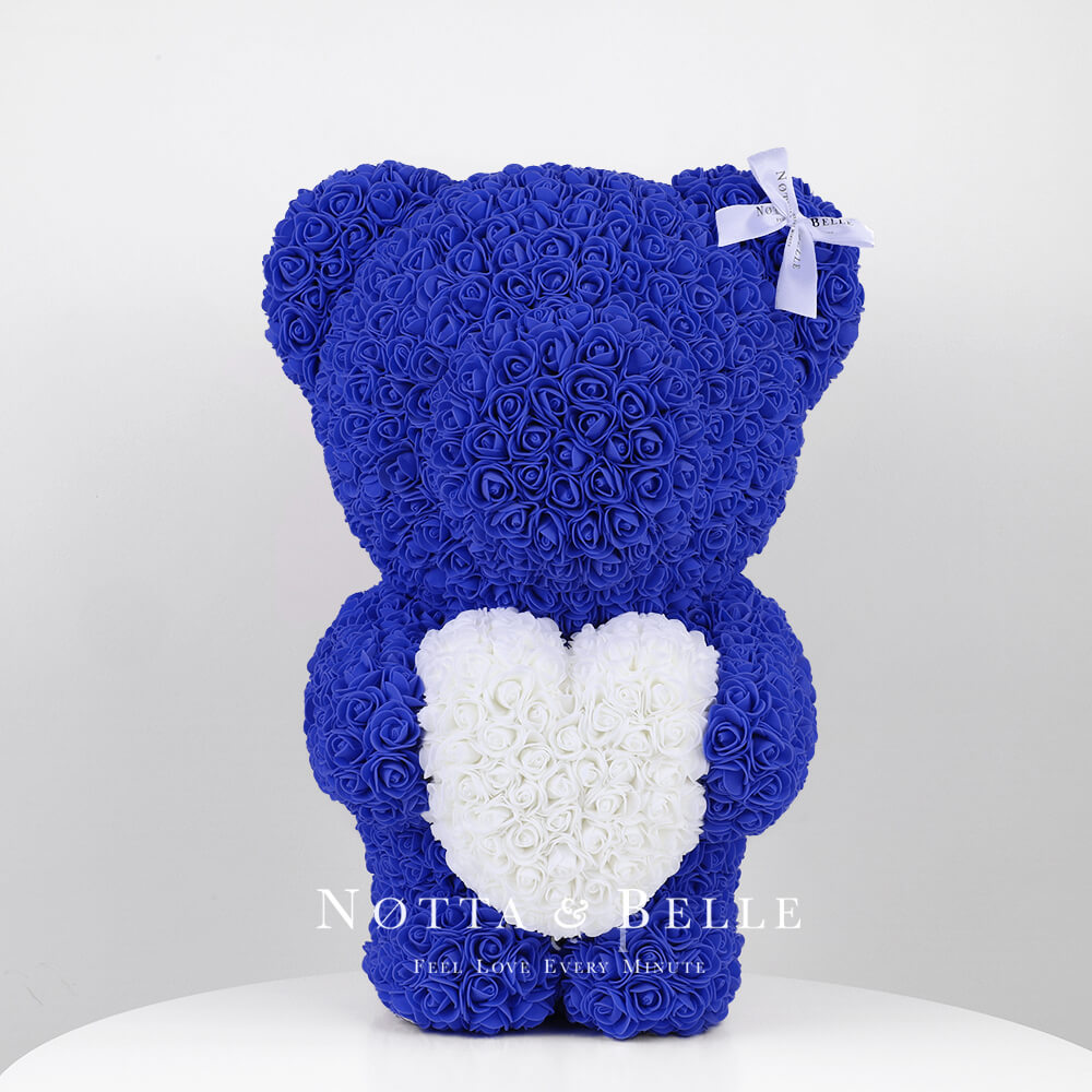 Синий мишка из роз с белым сердцем - 55 см