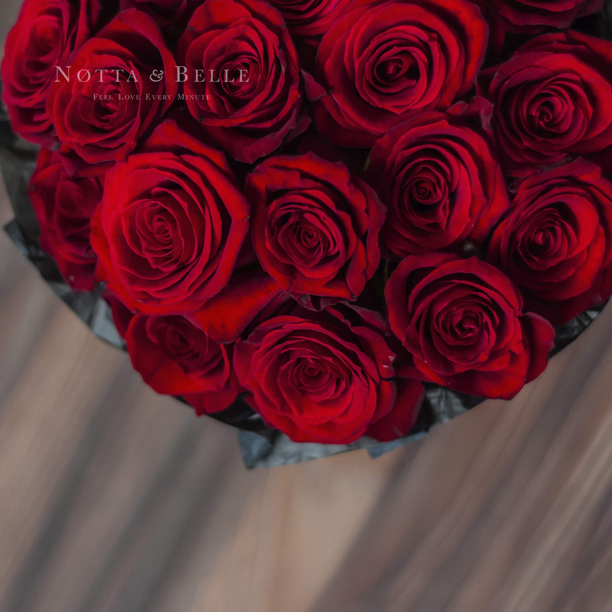 Mini Красная роза в шляпной коробке белого цвета