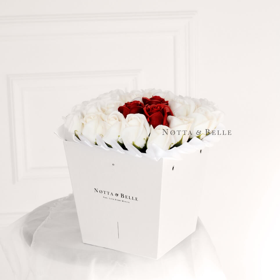 Мыльный букет белого цвета №461 из 35 розы