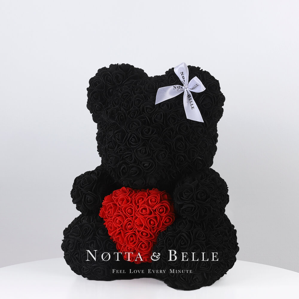 Černý medvídek z růží s srdcem - 35 сm